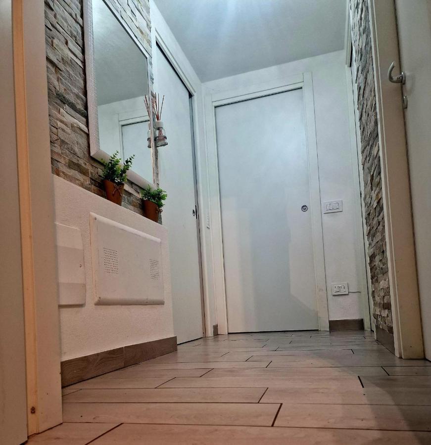 Varese Prime: Central Apartment with AC and Parking Near Train Station Exterior photo