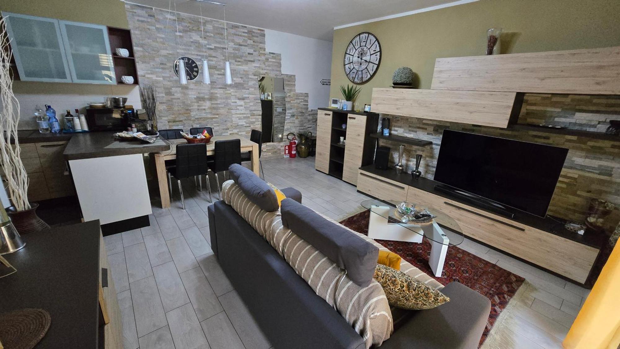 Varese Prime: Central Apartment with AC and Parking Near Train Station Exterior photo