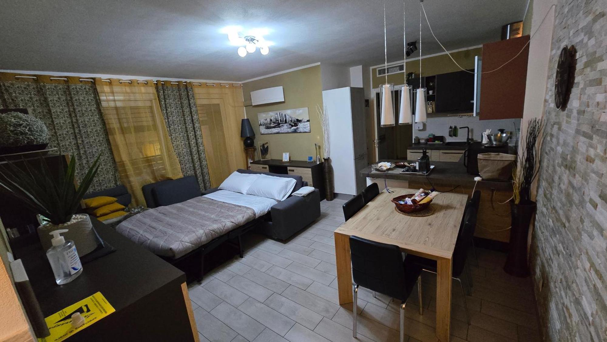 Varese Prime: Central Apartment with AC and Parking Near Train Station Exterior photo